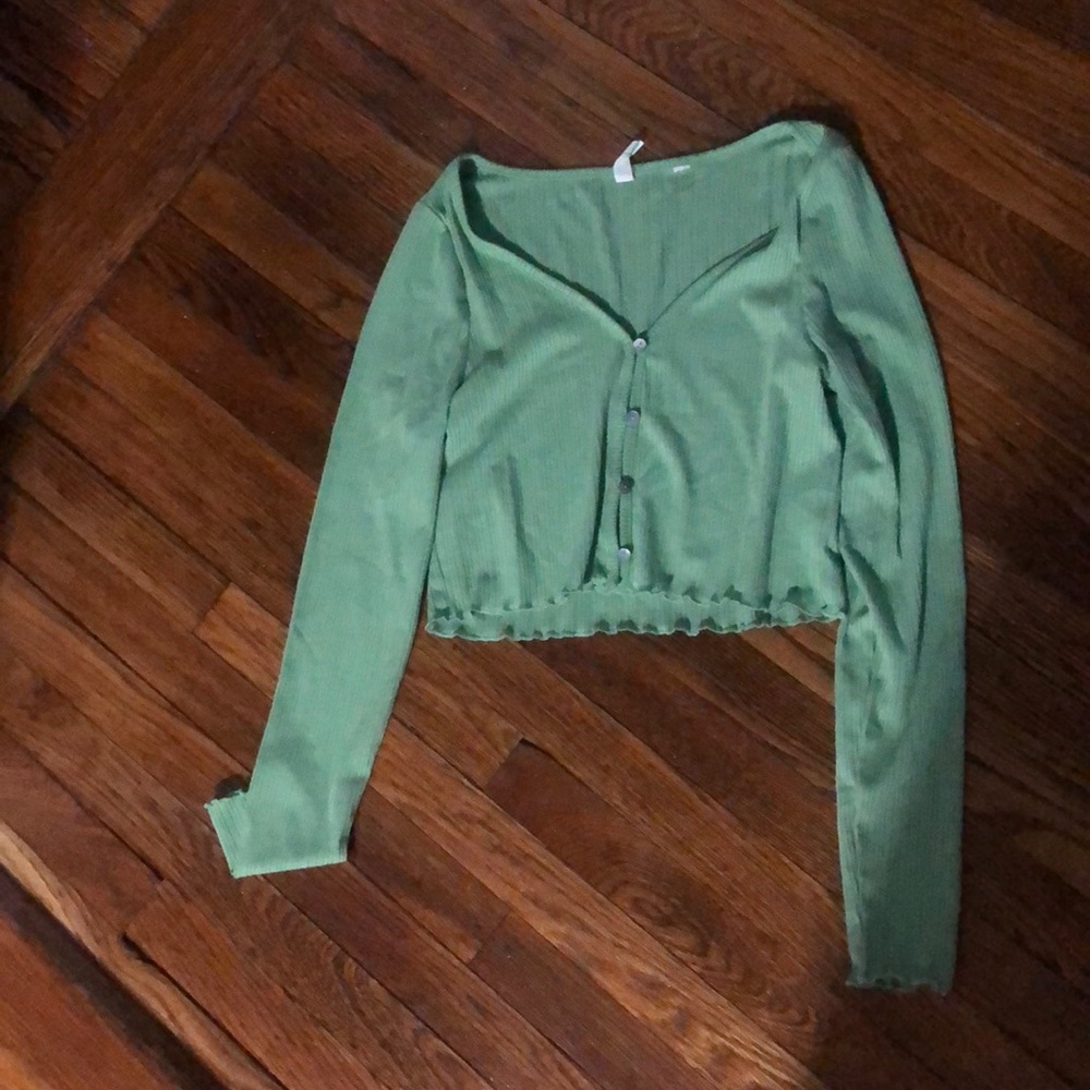 green cropped long sleeve